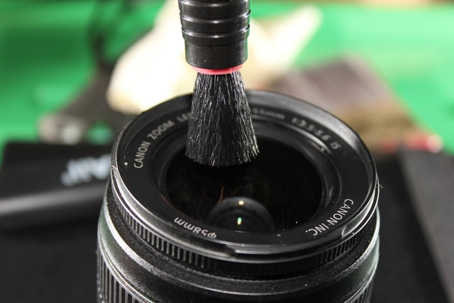 Berikut 4 cara mudah membersihkan lensa kamera lo